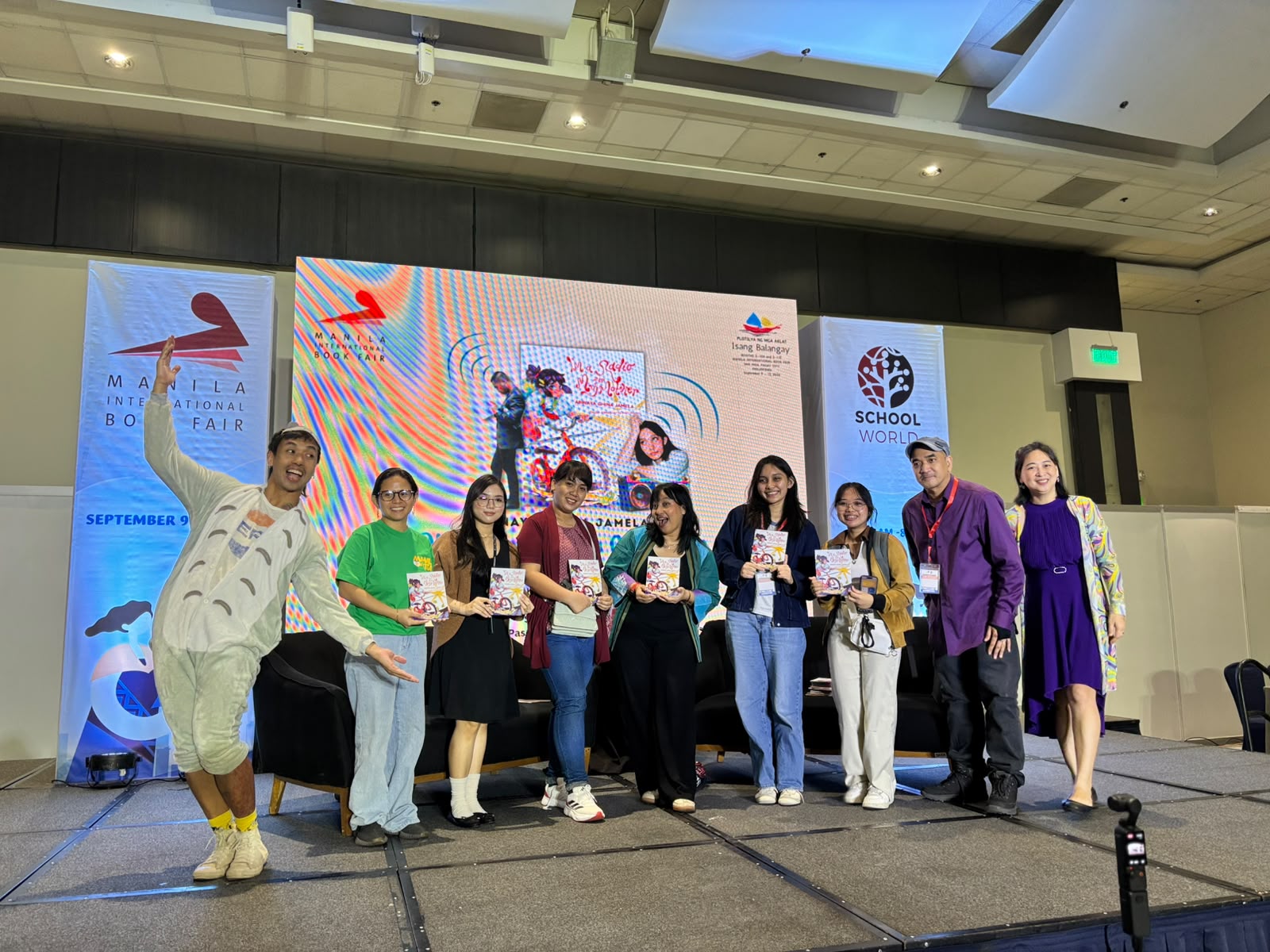 Buku Abinaya Ghina Jamela “Aku Radio bagi Mamaku” Hadir dalam Bahasa Inggris di Filipina